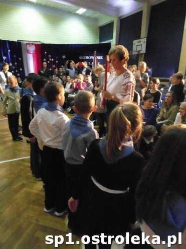 Ostrołęka: Pasowanie „pierwszaków” w SP nr 1 [ZDJĘCIA] - zdjęcie #43 - eOstroleka.pl