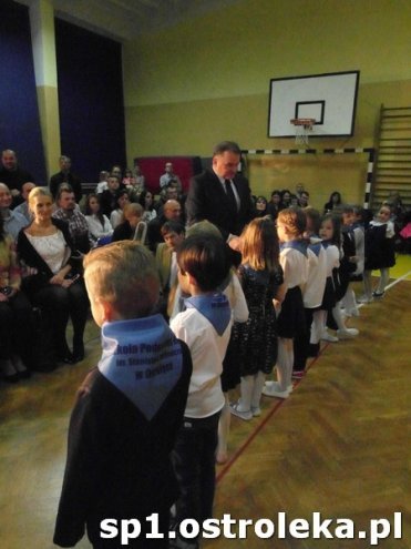Ostrołęka: Pasowanie „pierwszaków” w SP nr 1 [ZDJĘCIA] - zdjęcie #42 - eOstroleka.pl