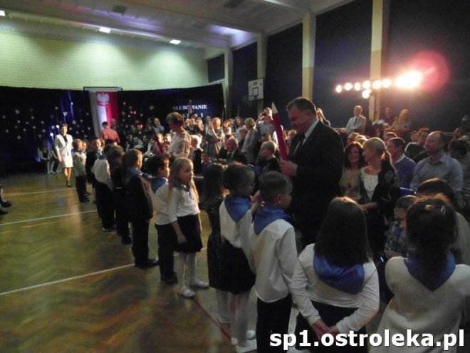 Ostrołęka: Pasowanie „pierwszaków” w SP nr 1 [ZDJĘCIA] - zdjęcie #41 - eOstroleka.pl