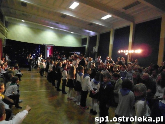 Ostrołęka: Pasowanie „pierwszaków” w SP nr 1 [ZDJĘCIA] - zdjęcie #40 - eOstroleka.pl