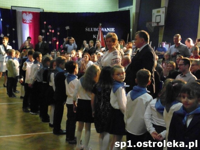 Ostrołęka: Pasowanie „pierwszaków” w SP nr 1 [ZDJĘCIA] - zdjęcie #39 - eOstroleka.pl