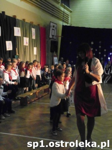 Ostrołęka: Pasowanie „pierwszaków” w SP nr 1 [ZDJĘCIA] - zdjęcie #38 - eOstroleka.pl