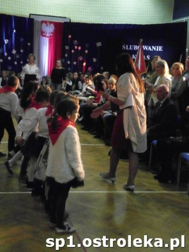 Ostrołęka: Pasowanie „pierwszaków” w SP nr 1 [ZDJĘCIA] - zdjęcie #37 - eOstroleka.pl