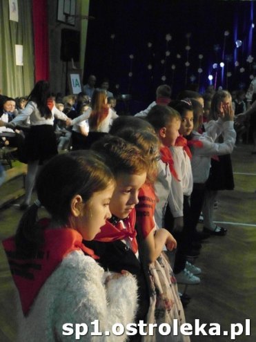Ostrołęka: Pasowanie „pierwszaków” w SP nr 1 [ZDJĘCIA] - zdjęcie #36 - eOstroleka.pl