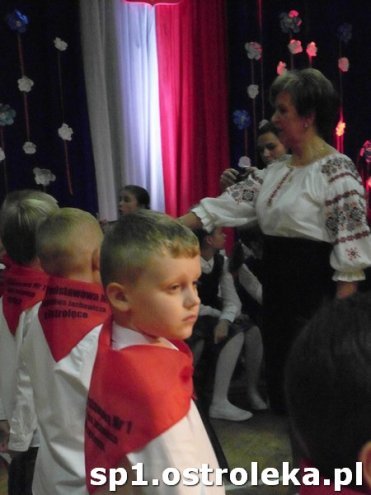 Ostrołęka: Pasowanie „pierwszaków” w SP nr 1 [ZDJĘCIA] - zdjęcie #34 - eOstroleka.pl
