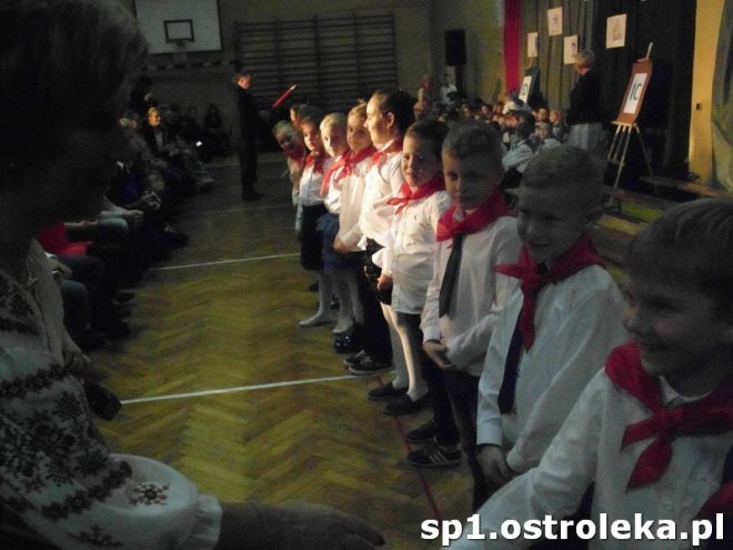 Ostrołęka: Pasowanie „pierwszaków” w SP nr 1 [ZDJĘCIA] - zdjęcie #33 - eOstroleka.pl