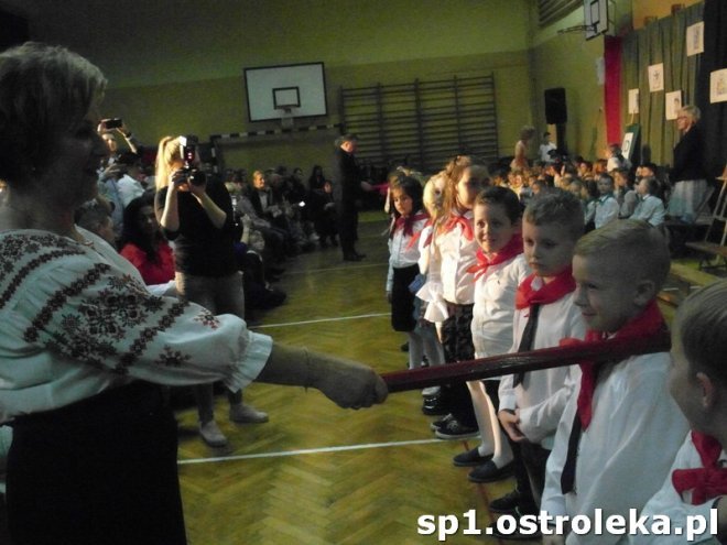 Ostrołęka: Pasowanie „pierwszaków” w SP nr 1 [ZDJĘCIA] - zdjęcie #32 - eOstroleka.pl