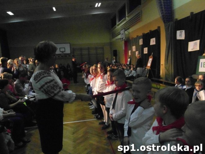 Ostrołęka: Pasowanie „pierwszaków” w SP nr 1 [ZDJĘCIA] - zdjęcie #31 - eOstroleka.pl