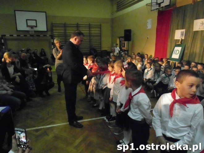 Ostrołęka: Pasowanie „pierwszaków” w SP nr 1 [ZDJĘCIA] - zdjęcie #30 - eOstroleka.pl