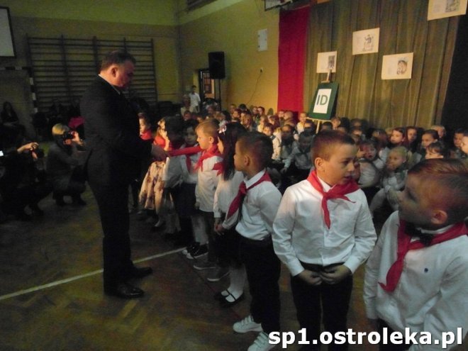 Ostrołęka: Pasowanie „pierwszaków” w SP nr 1 [ZDJĘCIA] - zdjęcie #29 - eOstroleka.pl