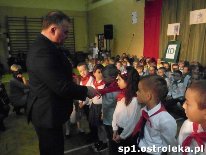 Ostrołęka: Pasowanie „pierwszaków” w SP nr 1 [ZDJĘCIA] - zdjęcie #28 - eOstroleka.pl
