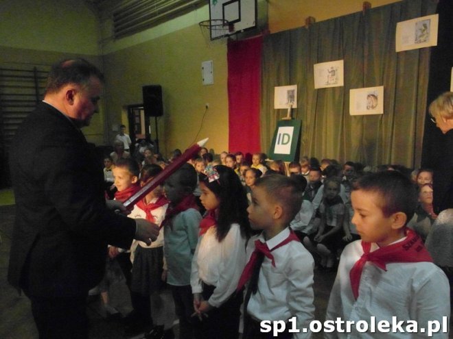 Ostrołęka: Pasowanie „pierwszaków” w SP nr 1 [ZDJĘCIA] - zdjęcie #27 - eOstroleka.pl