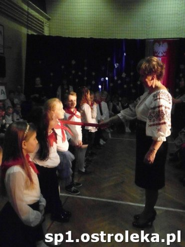 Ostrołęka: Pasowanie „pierwszaków” w SP nr 1 [ZDJĘCIA] - zdjęcie #25 - eOstroleka.pl