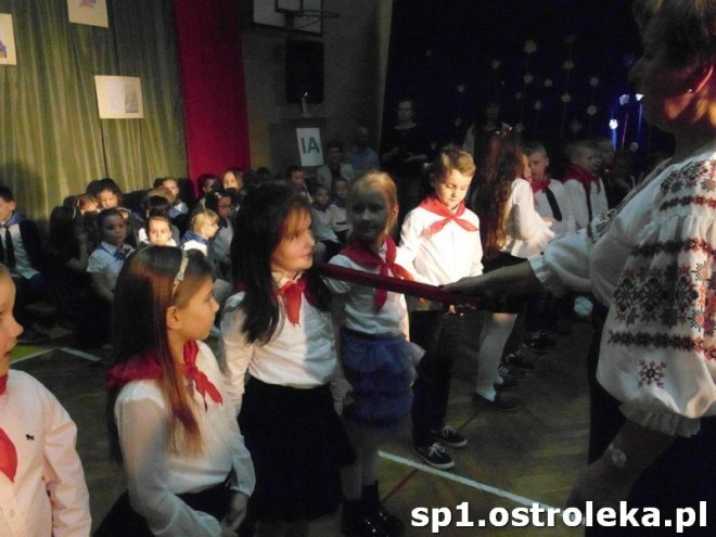 Ostrołęka: Pasowanie „pierwszaków” w SP nr 1 [ZDJĘCIA] - zdjęcie #24 - eOstroleka.pl