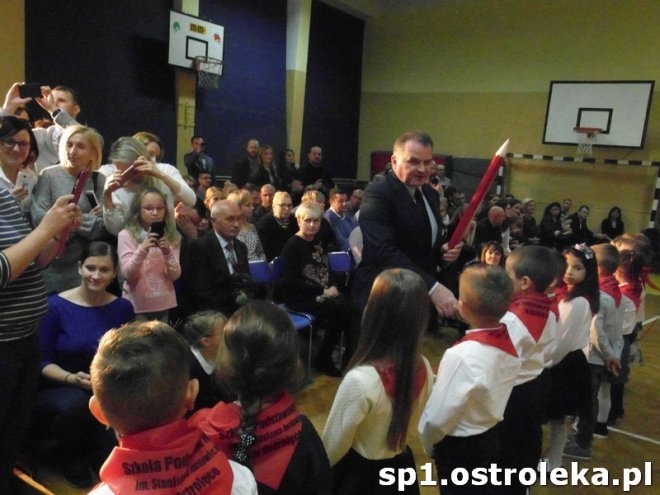Ostrołęka: Pasowanie „pierwszaków” w SP nr 1 [ZDJĘCIA] - zdjęcie #23 - eOstroleka.pl