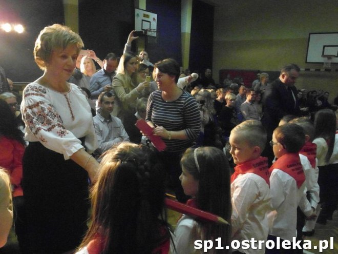 Ostrołęka: Pasowanie „pierwszaków” w SP nr 1 [ZDJĘCIA] - zdjęcie #22 - eOstroleka.pl