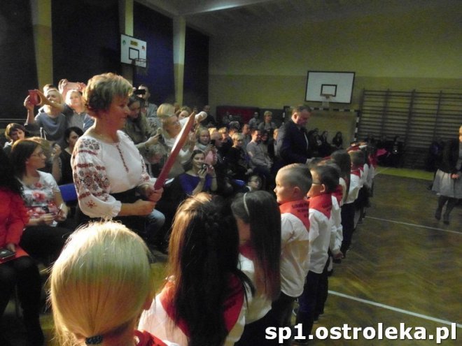 Ostrołęka: Pasowanie „pierwszaków” w SP nr 1 [ZDJĘCIA] - zdjęcie #21 - eOstroleka.pl