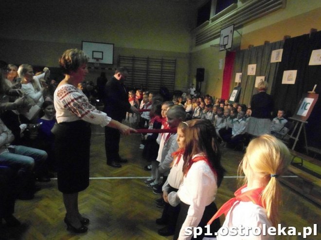 Ostrołęka: Pasowanie „pierwszaków” w SP nr 1 [ZDJĘCIA] - zdjęcie #20 - eOstroleka.pl