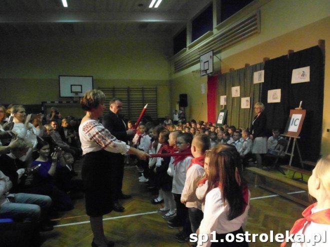 Ostrołęka: Pasowanie „pierwszaków” w SP nr 1 [ZDJĘCIA] - zdjęcie #19 - eOstroleka.pl