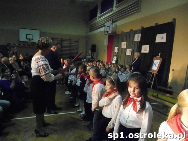 Ostrołęka: Pasowanie „pierwszaków” w SP nr 1 [ZDJĘCIA] - zdjęcie #18 - eOstroleka.pl
