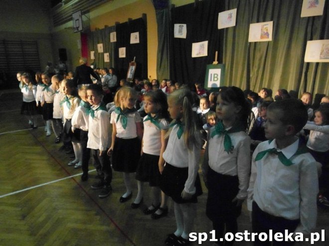 Ostrołęka: Pasowanie „pierwszaków” w SP nr 1 [ZDJĘCIA] - zdjęcie #17 - eOstroleka.pl