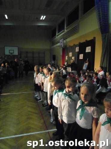 Ostrołęka: Pasowanie „pierwszaków” w SP nr 1 [ZDJĘCIA] - zdjęcie #16 - eOstroleka.pl