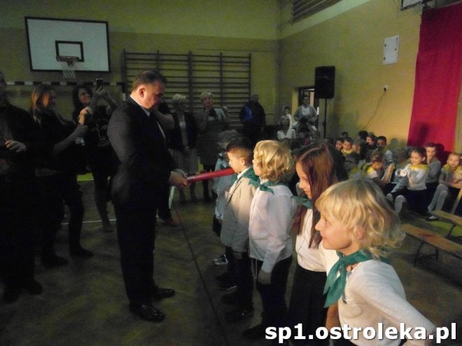 Ostrołęka: Pasowanie „pierwszaków” w SP nr 1 [ZDJĘCIA] - zdjęcie #14 - eOstroleka.pl