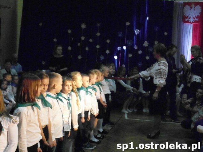 Ostrołęka: Pasowanie „pierwszaków” w SP nr 1 [ZDJĘCIA] - zdjęcie #13 - eOstroleka.pl