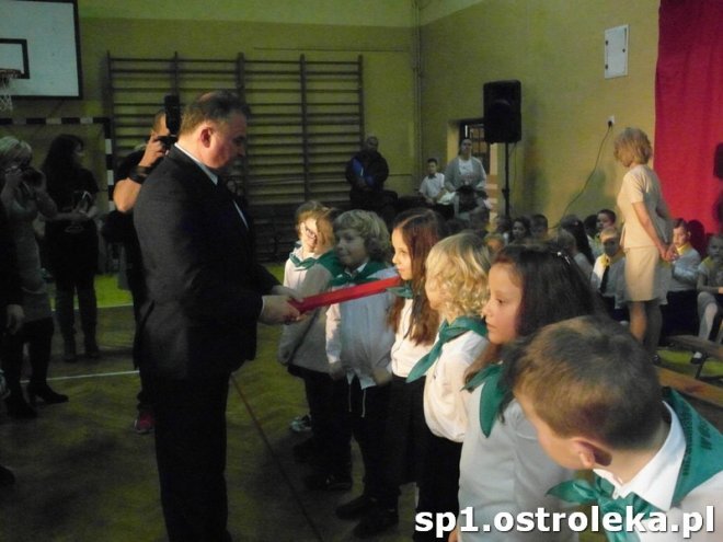 Ostrołęka: Pasowanie „pierwszaków” w SP nr 1 [ZDJĘCIA] - zdjęcie #12 - eOstroleka.pl