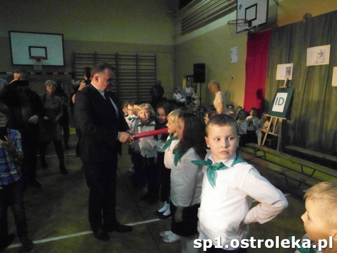 Ostrołęka: Pasowanie „pierwszaków” w SP nr 1 [ZDJĘCIA] - zdjęcie #11 - eOstroleka.pl
