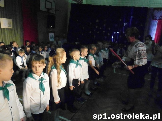 Ostrołęka: Pasowanie „pierwszaków” w SP nr 1 [ZDJĘCIA] - zdjęcie #10 - eOstroleka.pl