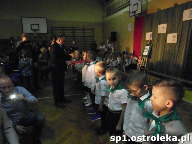 Ostrołęka: Pasowanie „pierwszaków” w SP nr 1 [ZDJĘCIA] - zdjęcie #9 - eOstroleka.pl