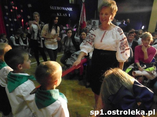 Ostrołęka: Pasowanie „pierwszaków” w SP nr 1 [ZDJĘCIA] - zdjęcie #8 - eOstroleka.pl