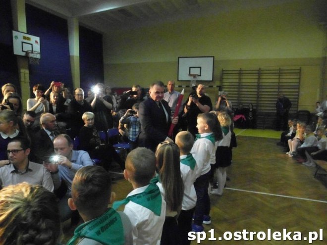 Ostrołęka: Pasowanie „pierwszaków” w SP nr 1 [ZDJĘCIA] - zdjęcie #7 - eOstroleka.pl
