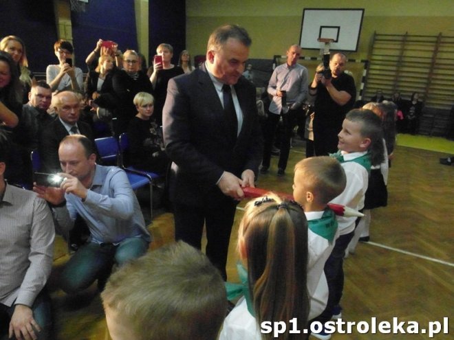 Ostrołęka: Pasowanie „pierwszaków” w SP nr 1 [ZDJĘCIA] - zdjęcie #6 - eOstroleka.pl
