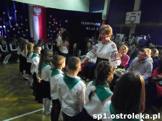 Ostrołęka: Pasowanie „pierwszaków” w SP nr 1 [ZDJĘCIA] - zdjęcie #5 - eOstroleka.pl