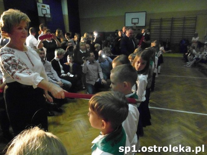 Ostrołęka: Pasowanie „pierwszaków” w SP nr 1 [ZDJĘCIA] - zdjęcie #4 - eOstroleka.pl