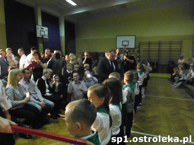 Ostrołęka: Pasowanie „pierwszaków” w SP nr 1 [ZDJĘCIA] - zdjęcie #3 - eOstroleka.pl