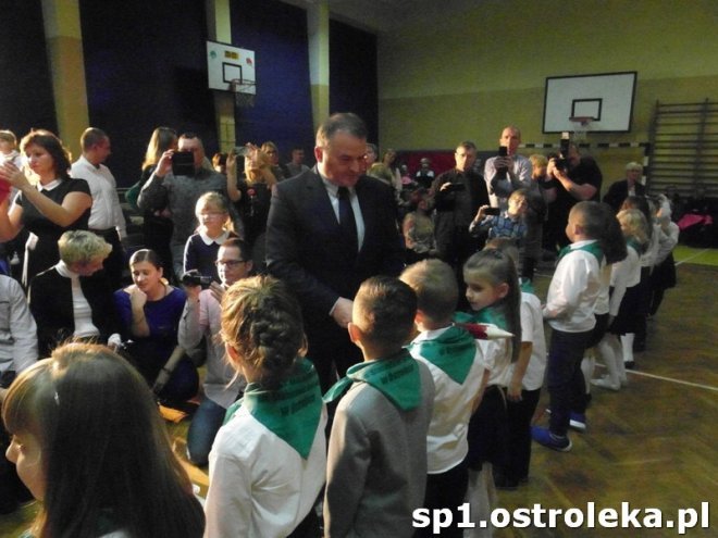 Ostrołęka: Pasowanie „pierwszaków” w SP nr 1 [ZDJĘCIA] - zdjęcie #2 - eOstroleka.pl
