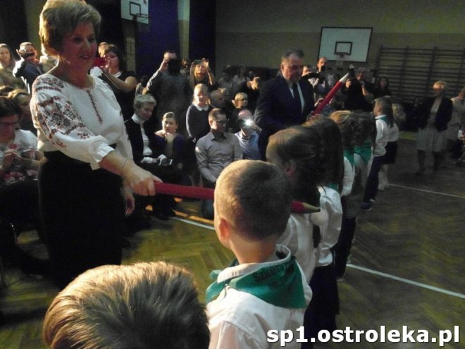 Ostrołęka: Pasowanie „pierwszaków” w SP nr 1 [ZDJĘCIA] - zdjęcie #1 - eOstroleka.pl