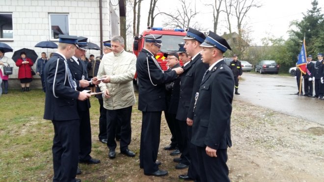 Strażacy ochotnicy z Żerania Małego dostali nowy wóz ratowniczo-gaśniczy [ZDJĘCIA] - zdjęcie #47 - eOstroleka.pl
