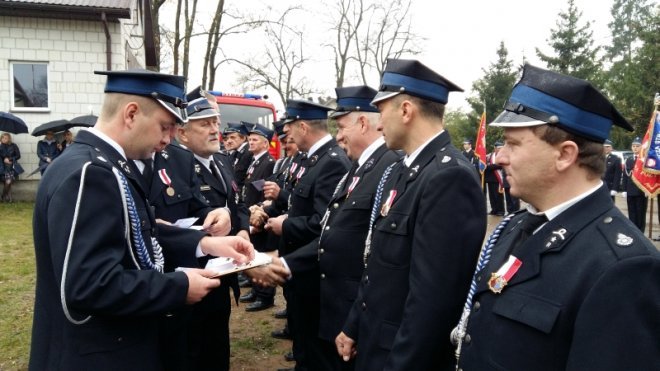 Strażacy ochotnicy z Żerania Małego dostali nowy wóz ratowniczo-gaśniczy [ZDJĘCIA] - zdjęcie #77 - eOstroleka.pl