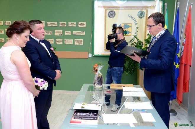 Wójt Kadzidła Dariusz Łukaszewski udzielił ślubu młodej parze [ZDJĘCIA] - zdjęcie #7 - eOstroleka.pl