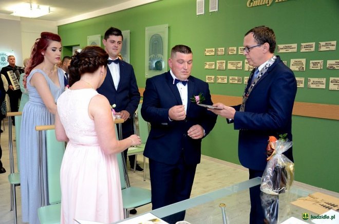 Wójt Kadzidła Dariusz Łukaszewski udzielił ślubu młodej parze [ZDJĘCIA] - zdjęcie #9 - eOstroleka.pl