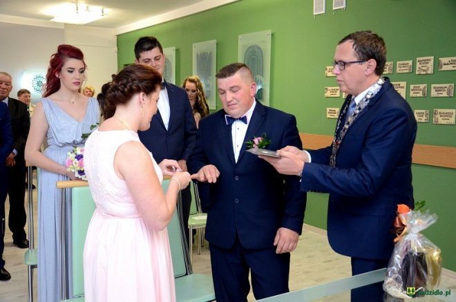 Wójt Kadzidła Dariusz Łukaszewski udzielił ślubu młodej parze [ZDJĘCIA] - zdjęcie #11 - eOstroleka.pl
