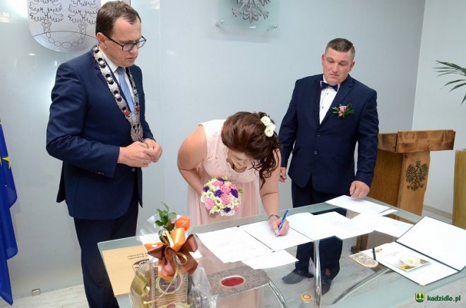 Wójt Kadzidła Dariusz Łukaszewski udzielił ślubu młodej parze [ZDJĘCIA] - zdjęcie #16 - eOstroleka.pl