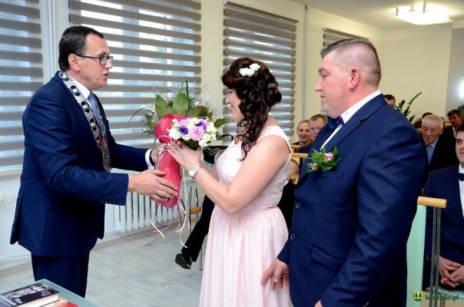 Wójt Kadzidła Dariusz Łukaszewski udzielił ślubu młodej parze [ZDJĘCIA] - zdjęcie #20 - eOstroleka.pl