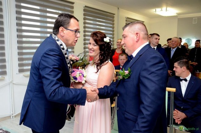 Wójt Kadzidła Dariusz Łukaszewski udzielił ślubu młodej parze [ZDJĘCIA] - zdjęcie #21 - eOstroleka.pl
