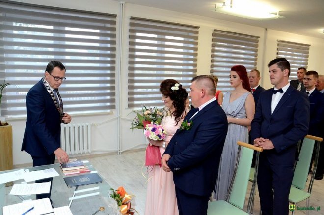 Wójt Kadzidła Dariusz Łukaszewski udzielił ślubu młodej parze [ZDJĘCIA] - zdjęcie #22 - eOstroleka.pl