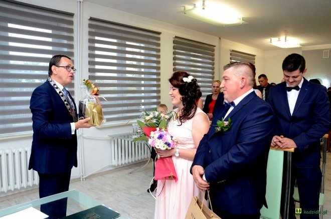 Wójt Kadzidła Dariusz Łukaszewski udzielił ślubu młodej parze [ZDJĘCIA] - zdjęcie #24 - eOstroleka.pl